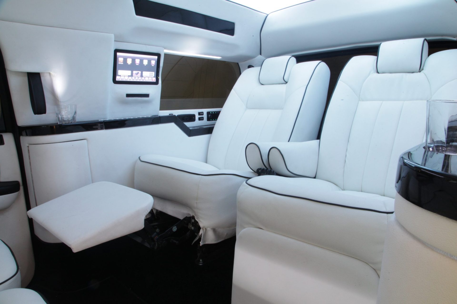 Asanti CEO Mobile Office Limousine - Interior Photo #7